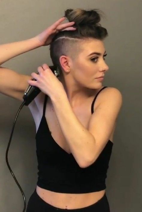 Shaved Sides Long Hair, Cool Short Hair Styles, Long Hair Shaved Sides, Cool Short Hair, Side Quiff, Sides Undercut, Side Cut Hairstyles, Women With Short Hair, Undercut Hairstyles Women