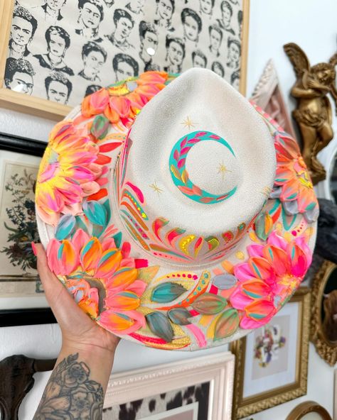 Painting Hats Ideas, Painted Hats For Women, Butterfly Hats, Bestie Crafts, Painting Hats, Straw Hat Diy, Bee Hats, Textured Hat, Bee Painting