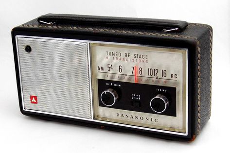 Transistor Red, Red Transistor, Audiophile Systems, Vintage Gadgets, 70s Radio, Sw Radio, Vintage Radio Bluetooth Speaker, Radio Design, Iphone Dynamic Wallpaper