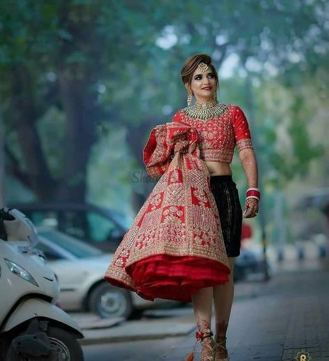 Marriage Girl, Indian Bride Photography Poses, Indian Wedding Poses, Bride Photos Poses, Bridal Photography Poses, Indian Bridal Photos, Indian Wedding Couple Photography, Wedding Lehenga Designs, Bride Photography Poses