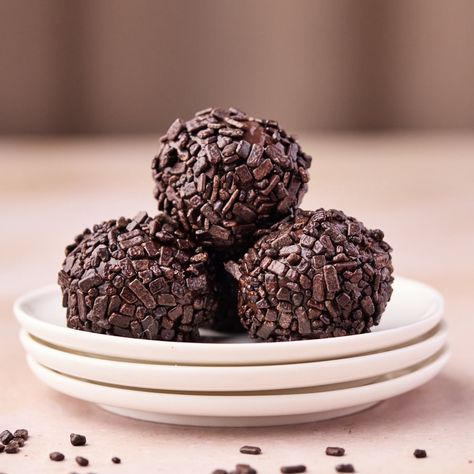 Brigadeiro - Easy Brazilian Chocolate Truffles | Bonni Bakery Best Banoffee Pie Recipe, Bonni Bakery, Brazilian Truffles, Easy Banoffee Pie, Fudge Balls, Brigadeiro Recipe, Super Easy Dessert, Banoffee Pie Recipe, Brazilian Chocolate