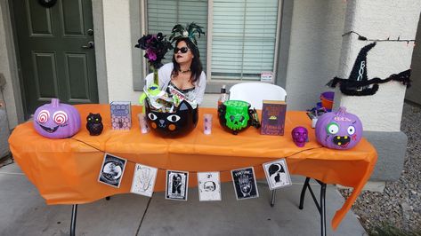 Trick Or Treat Tables Outside, Halloween Trick Or Treat Table Outside, Halloween Candy Table Trick Or Treat, Halloween Trick Or Treat Table Ideas, Trick Or Treat Table Outside, Trick Or Treat Table Ideas, Halloween Trick Or Treat Table, Halloween Camping Decorations, Trick Or Treat Table