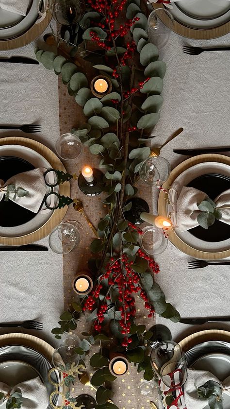 Corporate Christmas Party Decorations Centerpiece Ideas, Christmas Decor For Dinner Table, Winter Dinner Table Decor, Table Nouvel An Decoration, Winter Table Scape, Christmas Aesthetic 2024, Christmas Aesthetic Table, Christmas Aesthetic Dinner, Aesthetic Christmas Table