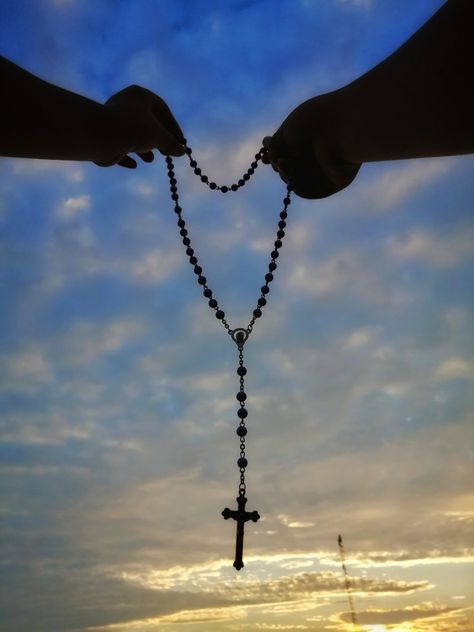 Rosario Wallpaper, Rosary Photography, Rosary Images, Praying Hands With Rosary, Tea Wallpaper, Hexagon Wallpaper, Cross Wallpaper, Galaxy Wallpaper Iphone, Wallpaper Earth