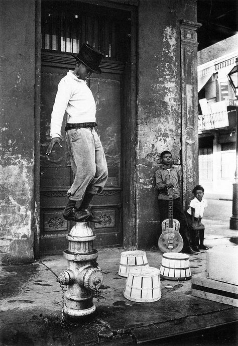 New Orleans 1950's. I'm eying up that guitar there. Looks like an old National Parade Photography, William Claxton, People Dance, Marie Laveau, Photography Street, Natalie Wood, Sport Motivation, Iconic Photos, Black White Photos