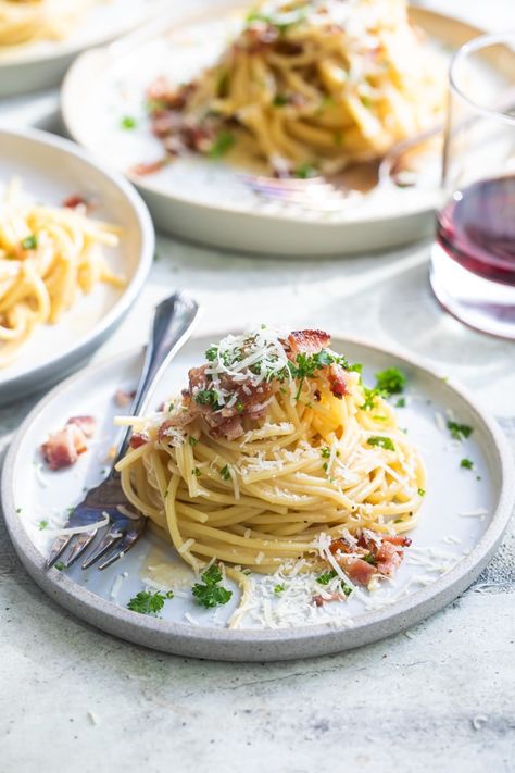 Spaghetti Carbonara Recipe | Culinary Hill Spaghetti Carbonara With Cream, How To Make Carbonara, Hearty Pasta Recipes, Carbonara Ingredients, Spaghetti Carbonara Recipe, Recipes Spaghetti, Pasta Alla Carbonara, Carbonara Sauce, Keju Cheddar