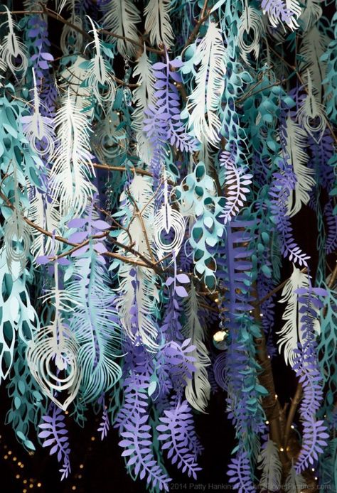 Paper Peacock Feathers - Christmas in the Music Room - Longwood Gardens ©2014 Patty Hankins Peacock Backdrop Decoration, Peacock Theme Decoration, Peacock Feather Garland, Diy Nature Decor, Peacock Inspired Christmas Tree, Peacock Installation, Avatar Theme, Halloween Tattoo, Longwood Gardens