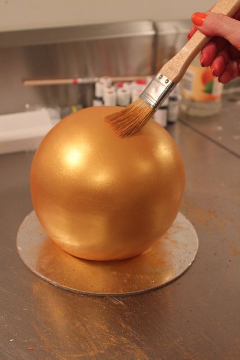 Gold sphere cake. #ideasinicing #moderncakedesigns #sunshinecoastcakes #modernweddingcake Cake With Gold Balls, How To Make A Sphere Cake, Gold Balls Cake Design, Chocolate Sphere Cake Decoration, Tarnish Resistant Yellow Gold Sphere Jewelry, Quirky Wedding, Modern Wedding Cake, Fondant Cake, Cake Designs