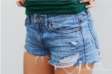 Distressing Denim, Diy Denim Shorts, Diy Jean Shorts, Cut Jean Shorts, Pants Diy, Distress Denim, Cut Shorts, Shorts Diy, Diy Denim