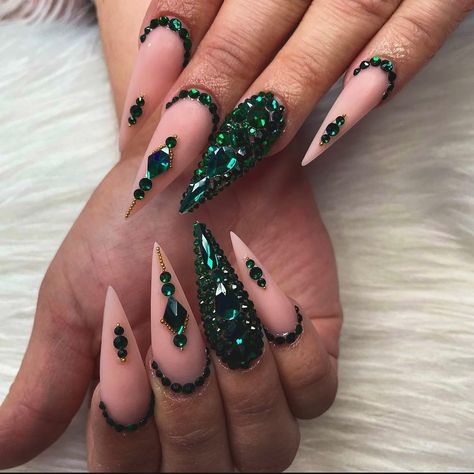 Emerald Green Nails, Bedazzled Nails, Stilleto Nails Designs, Valentines Day Nail, Emerald Nails, Fancy Nail Art, Green Acrylic Nails, Dark Green Nails, January Nails