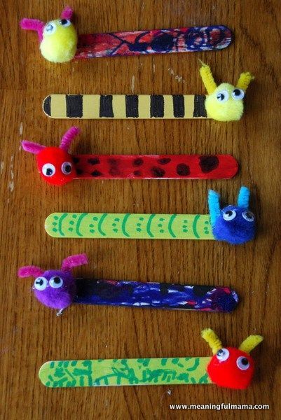 These little book buddies are easy to make. They’re so cute and will make such a fun bookmark for the kids. Take tongue depressors or Popsicle sticks and paint them a solid color. After they are dried, you can have the kids decorate the stick with markers. We did polka dots for lady bugs, stripes … Book Buddies, Bug Crafts, Daycare Crafts, Popsicle Stick Crafts, Camping Crafts, Childrens Crafts, Diy Book, Summer Crafts, Craft Stick Crafts