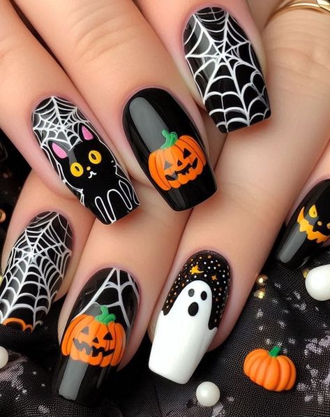 Get inspired with 40 Halloween nail art ideas that are perfect for October, from spooky ghosts to chic black flames. Nail Art Trending, Spooky Nail Designs, Art Ideas Aesthetic, Trending Nail Colors, Nail Design Fall, Nail Art Holiday, Fall Nail Inspiration, Nails New Year, Spooky Nail