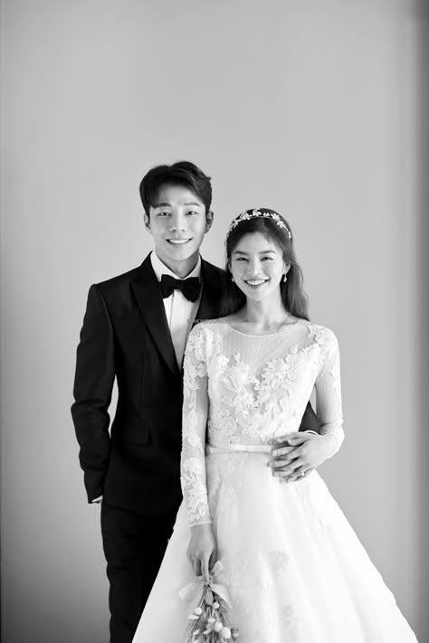 Pose Pengantin, Wedding Korea, Pose Prewedding, Korean Wedding Photography, Wedding Photo Studio, Foto Wedding, Wedding Portrait Poses, Wedding Photoshoot Poses, Pre Wedding Poses