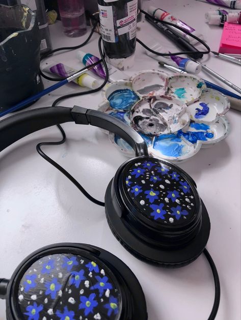 Custom Headphones Art, Drawing On Headphones, Painted Headphones Ideas, Headphones Painting Ideas, Headphone Painting Ideas, Custom Headphones Diy, Painted Headphones Diy, Headphone Accessories Diy, Headphone Decoration Ideas