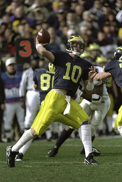 Tom Brady Michigan, Super Bowl Winners, Nfl Football 49ers, University Of Michigan Wolverines, Michigan Wolverines Football, Wolverines Football, Michigan Sports, Photo Star, Michigan Football