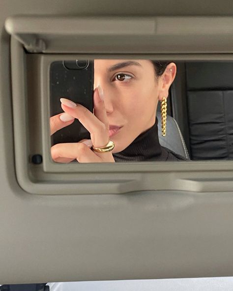 Non Selfie Instagram Ideas, Car Outfit Selfie, Pics To Take In Car, Car Pictures Instagram Outside, Car Pictures Instagram Selfie, Photos In Car Aesthetic, Taking Selfies Aesthetic, Car Selfies Instagram Story, Car Selfie Poses Instagram