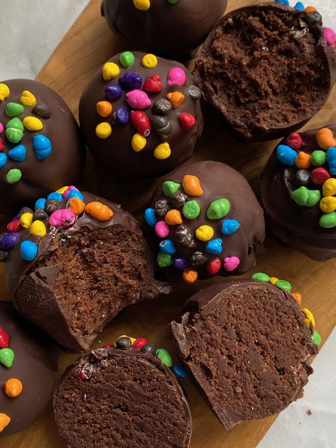 Cosmic Brownie Protein Bites — Cooking by Kylie Cosmic Brownie Protein Bites, Healthy Cosmic Brownies, Protein Cosmic Brownies, Protein Powder Brownies, Protein Snacks Recipes, Buff Guy, Boba Tea Recipe, High Protein Low Carb Diet, Healthy Bakes