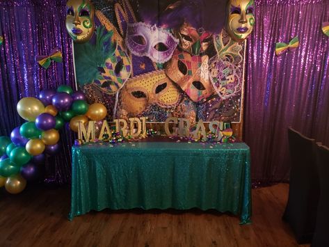 Mardi Gras Dessert Table Ideas, Mardi Gras Dessert Table, Mardi Gras Backdrop, Mardi Gras Pictures, Mardi Gras Desserts, Prom Decorations, Prom Themes, Mardi Gras Outfits, Junior Prom