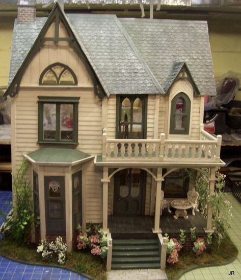 Vintage House Bloxburg Exterior, Miniature Houses Exterior, Tiny Two Story House Bloxburg, Small Victorian Bloxburg House, Roblox Bloxburg Victorian House, Victorian Interior Bloxburg, Old Timey Bloxburg Houses, Miniature House Exterior, 60s Bloxburg House