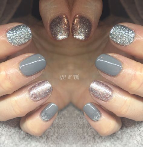 Gelish & Magpie glitter nails. Rose gold & grey. #GlitterMaquillaje Magpie Nails Art, Magpie Nails, Nails Rose Gold, Rose Gold Nails Acrylic, Nails Shapes, Nails Rose, Gel Nails French, Rose Gold Accessories, Glitter Rosa