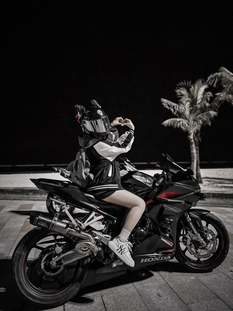 Rider Girl, Xe Ducati, Motocross Love, Biker Photoshoot, Bike Aesthetic, Race Bike, Bike Race, Desain Quilling, Motorcycle Photography