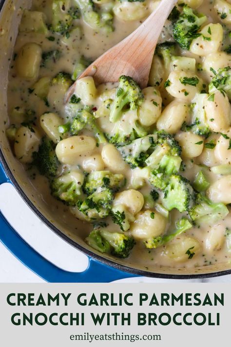 A pan of gnocchi and broccoli in creamy garlic Parmesan sauce Gnocchi With Broccoli, Garlic Gnocchi, Parmesan Gnocchi, Mushroom Fettuccine, Gnocchi Sauce, Gnocchi Recipes Easy, Garlic Parmesan Pasta, Gnocchi Pasta, How To Cook Gnocchi