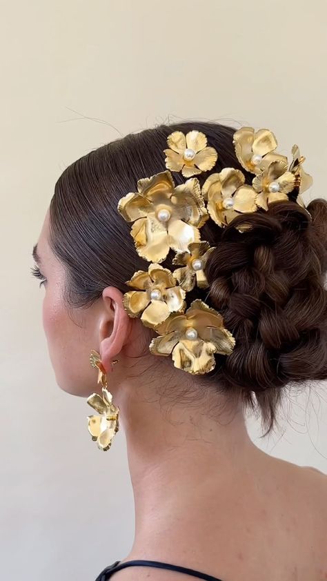 LELET NY (@leletny) • Instagram photos and videos Unique Bride Hair, Flower Hair Styling, Updo Hairstyles With Flowers, Flower Outfit Aesthetic, Medellin Wedding, Makeup With Flowers, Wedding Hair With Flowers, Floral Hairstyles, Accessories For Dress