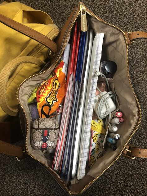 School Backpacks Highschool, Schul Survival Kits, Back To University, What's In My Purse, Middle School Outfits, School Bag Essentials, Inside My Bag, Purse Essentials, Handbag Essentials