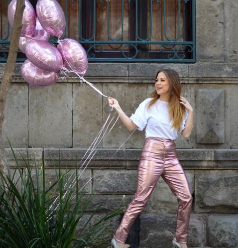 Pink Metallic Pants Outfit, Pink Metallic Pants, Metallic Pants Outfit, Outfit Rosa, Shiny Shoes, Metallic Pants, Retro Styles, Pink Metallic, Metallic Pink