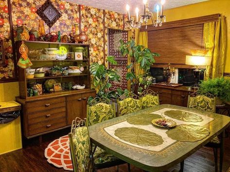 Maximalism Dining Room, 70s Aesthetic Dining Room, Maximalist Kitchen Table, Groovy Dining Room, 80s Dining Room Aesthetic, Retro Maximalism, Plant Maximalist Aesthetic, Maximalist Dining Room, Maximalist Decor Eclectic