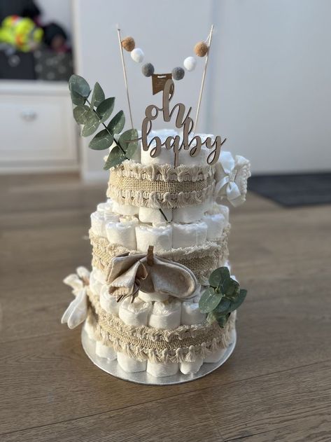 Nappie Cake Ideas, Nappy Cake Ideas Gender Neutral, Nappy Cake Ideas Diy Boy, Diy Nappy Cake, Nappy Cake Ideas Diy, Boho Diaper Cake Boy, Gender Neutral Diaper Cake Ideas, Round Table Baby Shower Decor, Baby Boy Diaper Cake Ideas