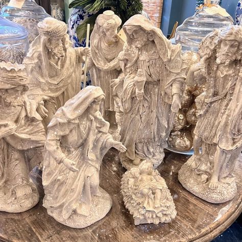 How to Makeover a Tacky Thrift Store Nativity Set - South House Designs Vintage Nativity Scene Antique Christmas, Thrifted Painting Makeover Christmas, Christmas Thrift Flips, Navity Scene, Nativity Sets Display, White Nativity Set, Best Spray Paint, Diy Nativity, Christmas Nativity Set