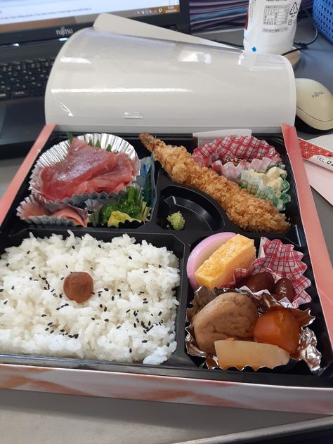 Bento to keep my stamina up! https://www.alojapan.com/409720/bento-to-keep-my-stamina-up/ #Food, #JapaneseFood, #Reddit, #RedditJapaneseFood Japanese Takeout, Japanese Food Bento, Japanese Food, Takeout Container, Japan, Quick Saves