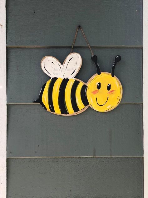 Bee Wood Crafts, Wooden Bees Diy Wood, Wooden Bee, Outdoor Woodworking Projects, Wood Bees, Garden Fence Art, Bee Artwork, Animal Cutouts, Wood Yard Art