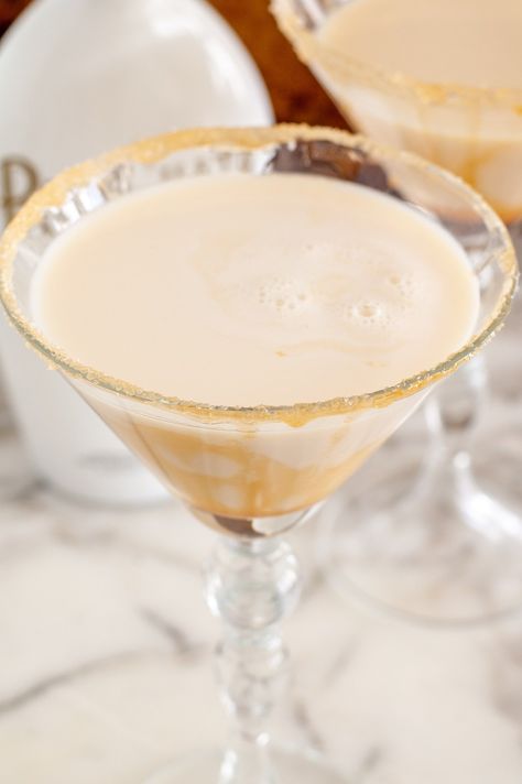 This salted caramel martini is a rich, sweet, creamy cocktail. Made with RumChata and flavored vodka, this a delicious drink great for any occasion. Salted Caramel Vodka Cocktails, Salted Caramel Vodka Drinks, Caramel Vodka Drinks, Rum Martini, Rumchata Cocktails, Rumchata Drinks, Salted Caramel Martini, Salted Caramel Vodka, Caramel Martini