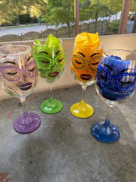 Wine Glass Gifts Ideas, Glitter Wine Glasses Diy, Diy Glasses, Wine Glass Candle Holder, Bling Bottles, Sparkle Lips, Wine Glass Decor, Glitter Wine Glasses, Wine Glass Candle