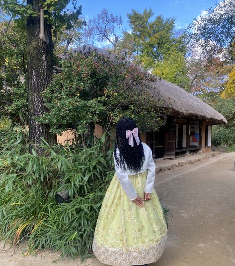 Korea Trip Aesthetic, Black Hanbok, Summer In Seoul, Seoul Korea Aesthetic, Hanbok Aesthetic, Aesthetic Seoul, Korea Pic, Seoul Aesthetic, Travel Seoul