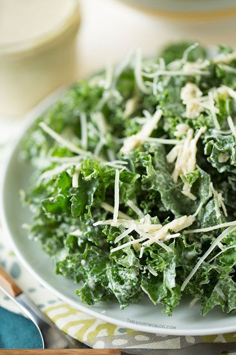 Lightened Up Kale Caesar Salad Healthy Late Night Dinner, Easy Late Night Dinner, Salad Low Calorie, Kale Caesar, Kale Caesar Salad, Late Night Dinner, Idee Pasto Sano, Kale Salad, Caesar Salad