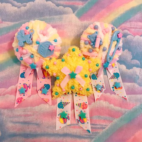 Pastel Brooches made with ice cream themed ribbon! Pastel Clowncore, Clowncore Fashion, Decora Aesthetic, Fairy Kei Accessories, Kawaii Ice Cream, Kawaii Items, Aesthetic Objects, Funky Shirts, Yume Kawaii