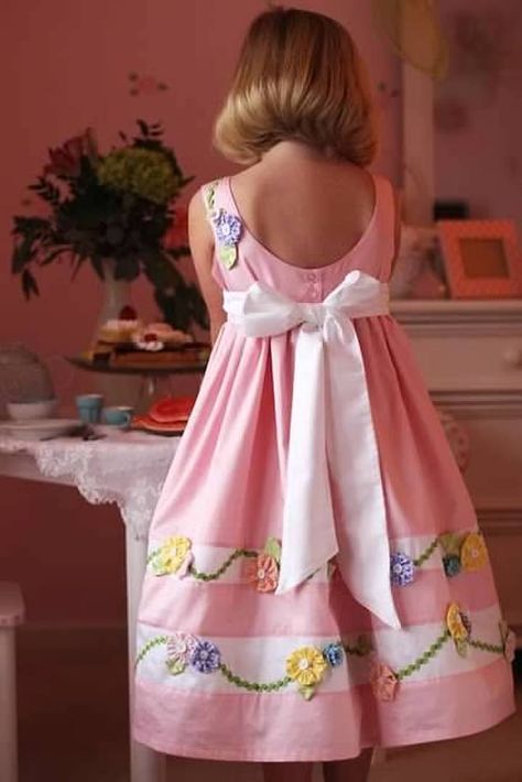 Free Girls Dress Pattern: Wee Wander Dress - MHS Blog Pink Dress With Flowers, Girls Dress Pattern Free, Miranda Dress, Diy Sy, Dress With Flowers, Girl Dress Pattern, Dress Patterns Free, Girl Dress Patterns, Sewing Patterns For Kids