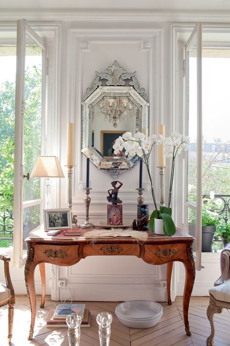 {french interiors} A Vintage Elegant Parisian Apartment Parisian Chic Interior Design, Parisian Chic Interior, Minimalistic Interior, Parisian Home Decor, Parisian Decor, French Interior Design, French Apartment, Interior Design Per La Casa, Box Decoration