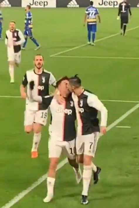 Cristiano Ronaldo has set tongues wagging after unintentionally planting a kiss on Paulo Dybala while celebrating a goal against Parma on Sunday, January 19.....[video] #ronaldo #christianoronaldo Goal Celebration, Soccer Photography, Ronaldo Juventus, Football Score, Ronaldo Cristiano, Crush Memes, Messi And Ronaldo, Football Funny, Football And Basketball