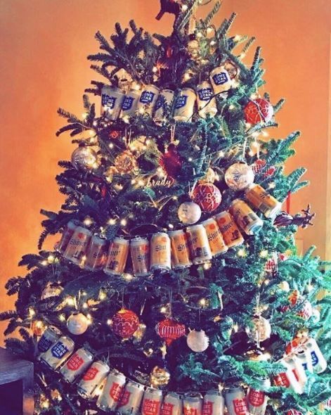 Run string through the tabs on empty beer or soda cans to make this easy diy Christmas tree decoration. Beer Can Decorations Diy, Bar Christmas Trees, Beer Can Ornaments, Beer Can Christmas Decorations, Beer Themed Christmas Decorations, Beer Can Christmas Tree Diy, Christmas Tree Beer Cans, Beer Tree Christmas, Beer Can Ornaments Diy