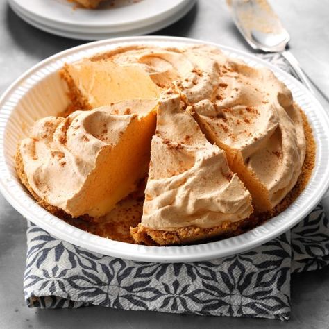 Frosty Pumpkin Pie Pie No Bake, No Bake Pie, Baking Recipes Pie, Creamy Pie, No Bake Pumpkin Pie, Keylime Pie Recipe, Easy Pie Recipes, Ice Cream Pies, Easy Pie