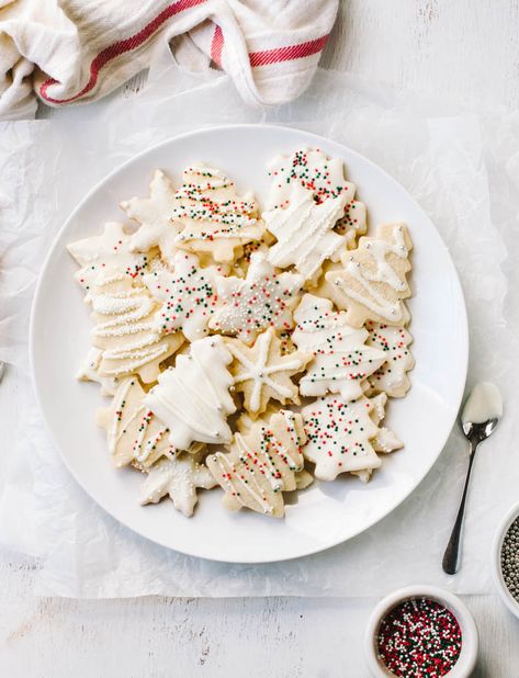 Christmas Cookies White Icing, White Chocolate Icing Recipe For Cookies, White Chocolate Cookie Icing, Chocolate Icing Recipes, White Chocolate Icing, Dreamy Desserts, Chocolate Sugar Cookies, White Chocolate Cookies, Peanut Butter Desserts