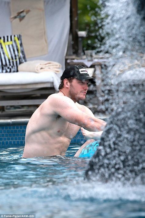 Bulked up: Chris's muscular build was plain to see as he played with toddler Jack, who's two years old Chris Pratt Body, Chris Pratt Shirtless, Chris Pratt Anna Faris, Chris Evans Gay, Chris Evans Tumblr, Actor Chris Pratt, Beach Bodies, Anna Faris, Hawaiian Vacation