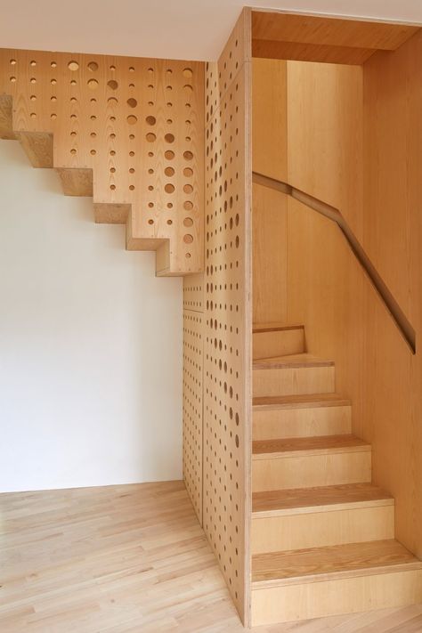 A full-height bannister of ash wood with circular holes punched through it lines the open side of the stairway connecting these two floor. 1970s House, House In London, Maximalist Interior, Georgian Townhouse, Wood Staircase, Edwardian House, Stair Handrail, Wooden Staircases, London House