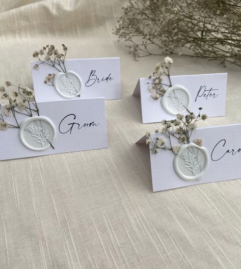 Wax Stamp Place Cards, Wedding Guest Name Cards Place Settings, Guest Place Cards Wedding, Guest Names On Table, Wedding Guest Name Cards, Gypsophila Decoration, Name Card Table, White Wax Seal, Wedding Name Place Cards