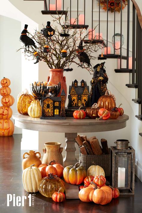 25 Ideas To Style Your Console Table With Spooky Halloween Decorations Décoration Table Halloween, Diy Halloween Dekoration, Dekorasi Halloween, Table Halloween, Labu Halloween, Diy Halloween Decor, Halloween Table Decorations, Adornos Halloween, Chic Halloween