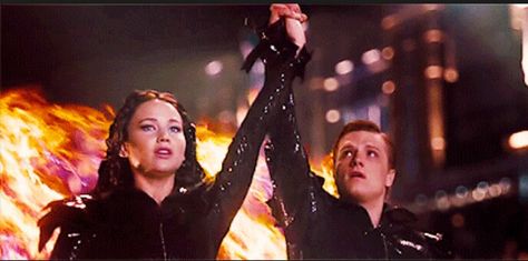 Peeta's like "omg we holding hands!" Hunger Games Poster, Peeta And Katniss, Hunger Games Tributes, Hunger Games Outfits, Katniss Peeta, Hunger Games Wallpaper, Hunger Games Katniss, Hunger Games Movies, Katniss And Peeta